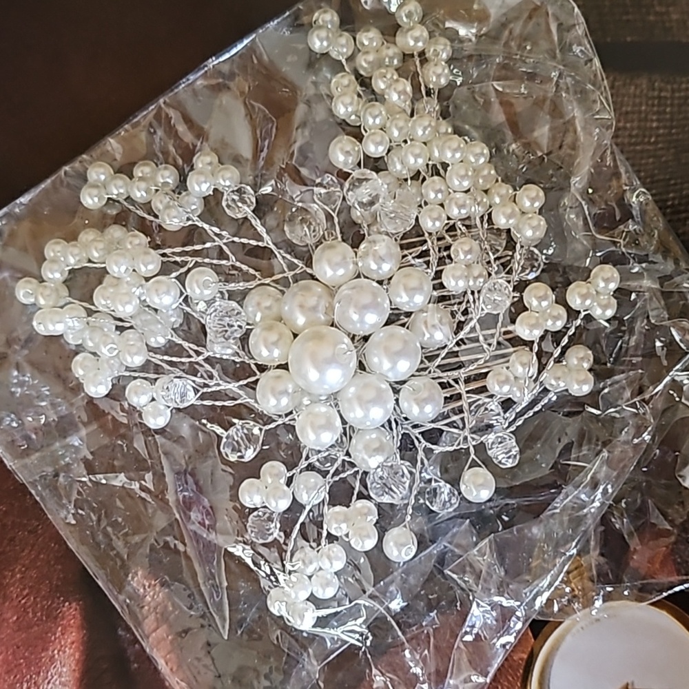 NEW in package faux pearl and rhinestone silvertone bridal hair comb